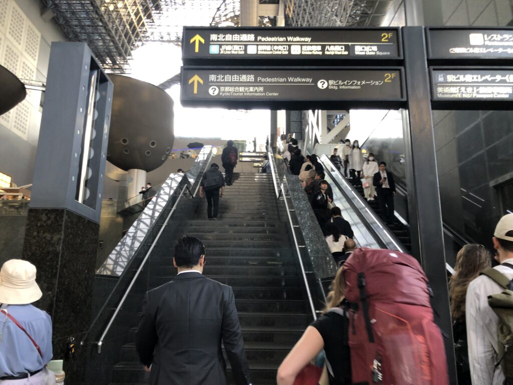 JR京都駅中央口　階段